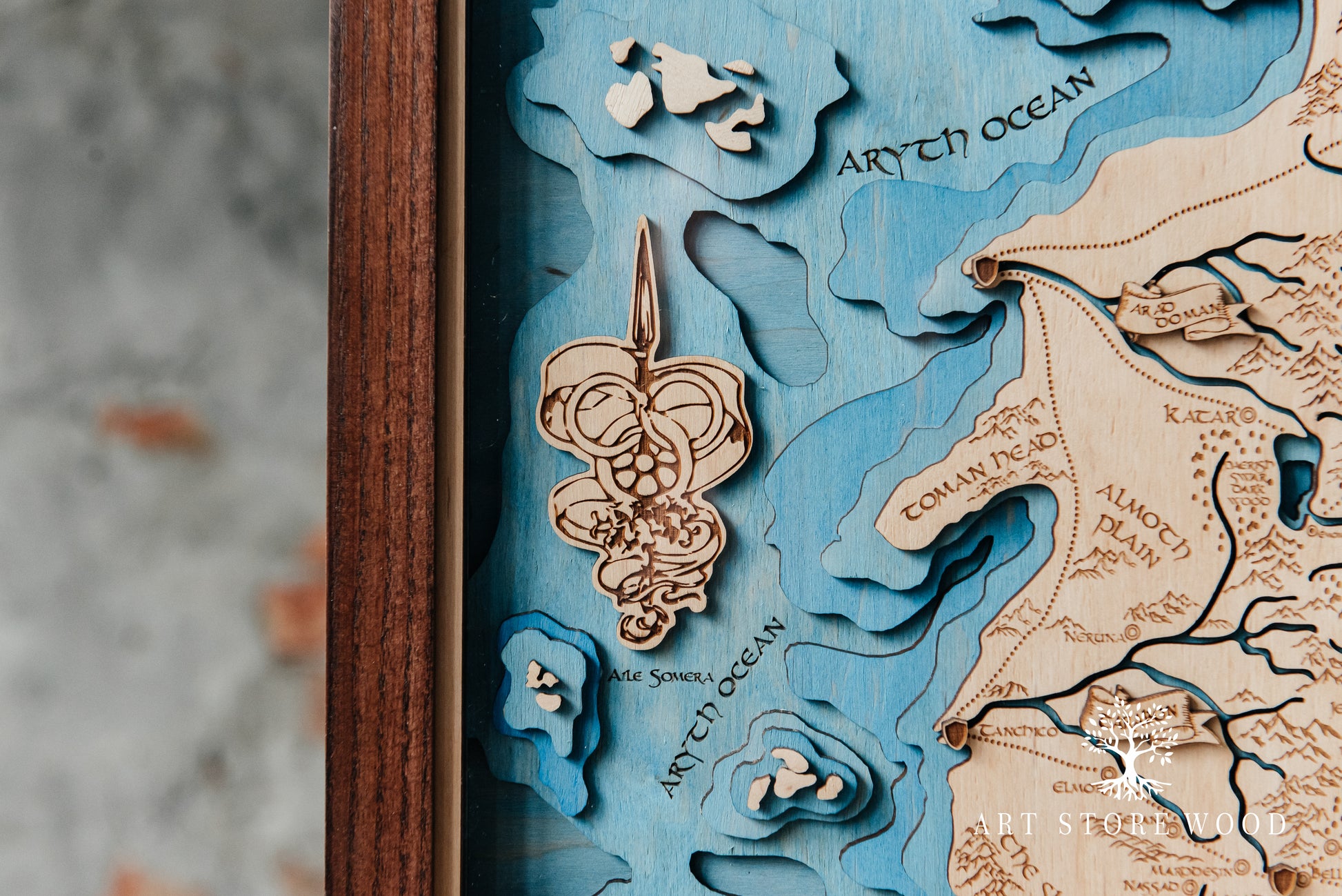 Engraved map of Westlands and lands beyond – The Wheel of Time wooden map